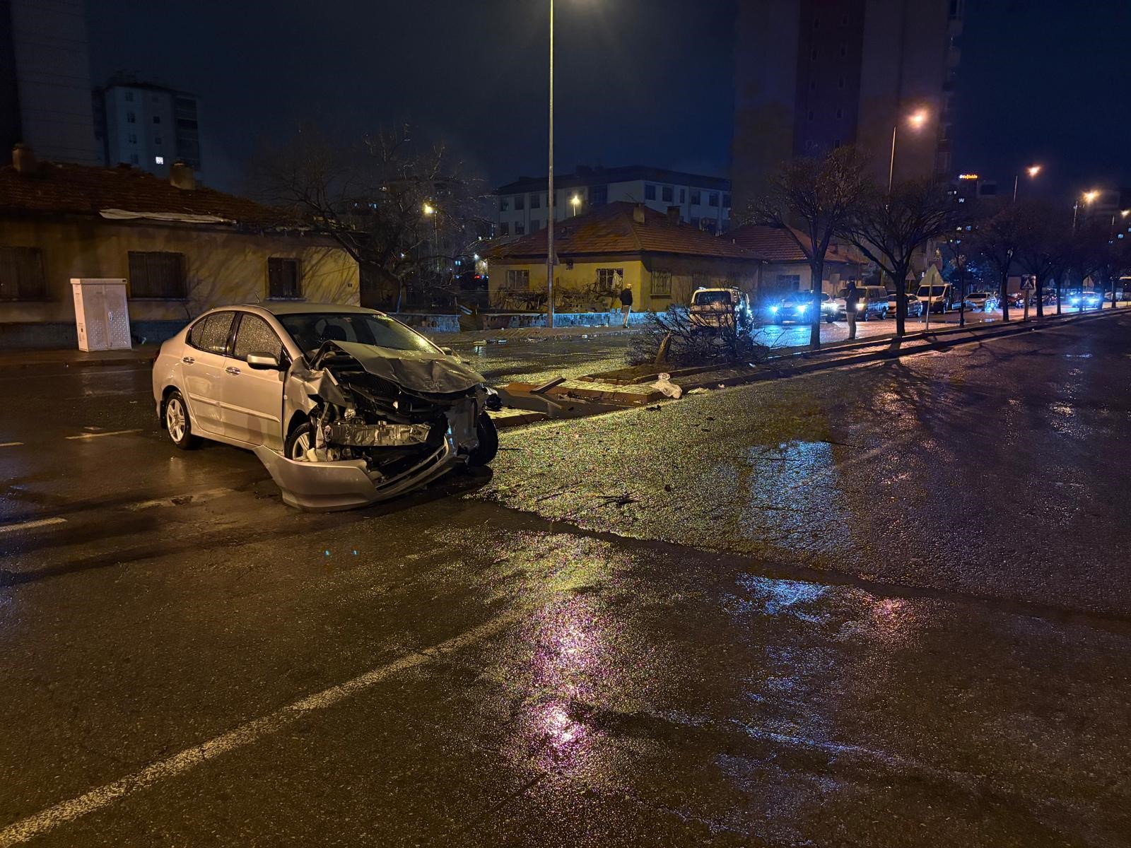 Orta Refüjde Can Pazarı Otomobil Kazasında 4 Yaralı (6)