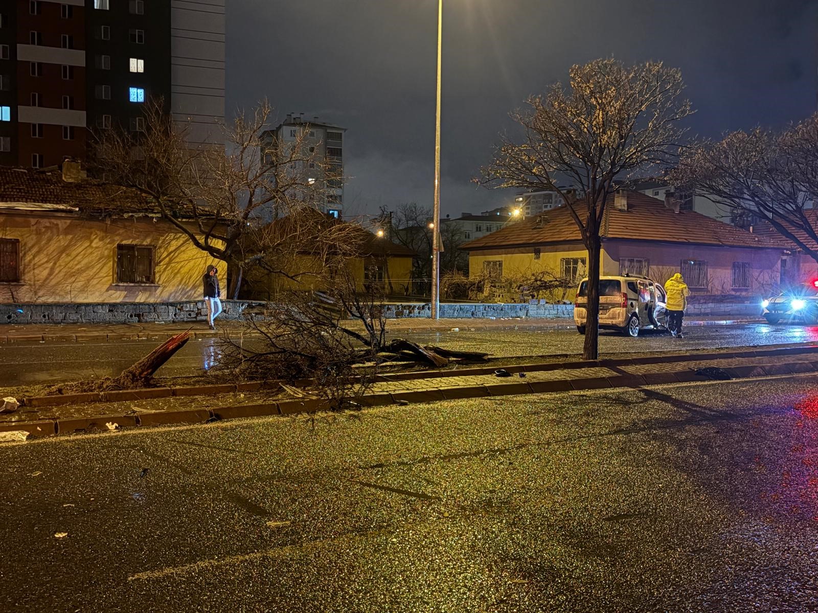 Orta Refüjde Can Pazarı Otomobil Kazasında 4 Yaralı (7)