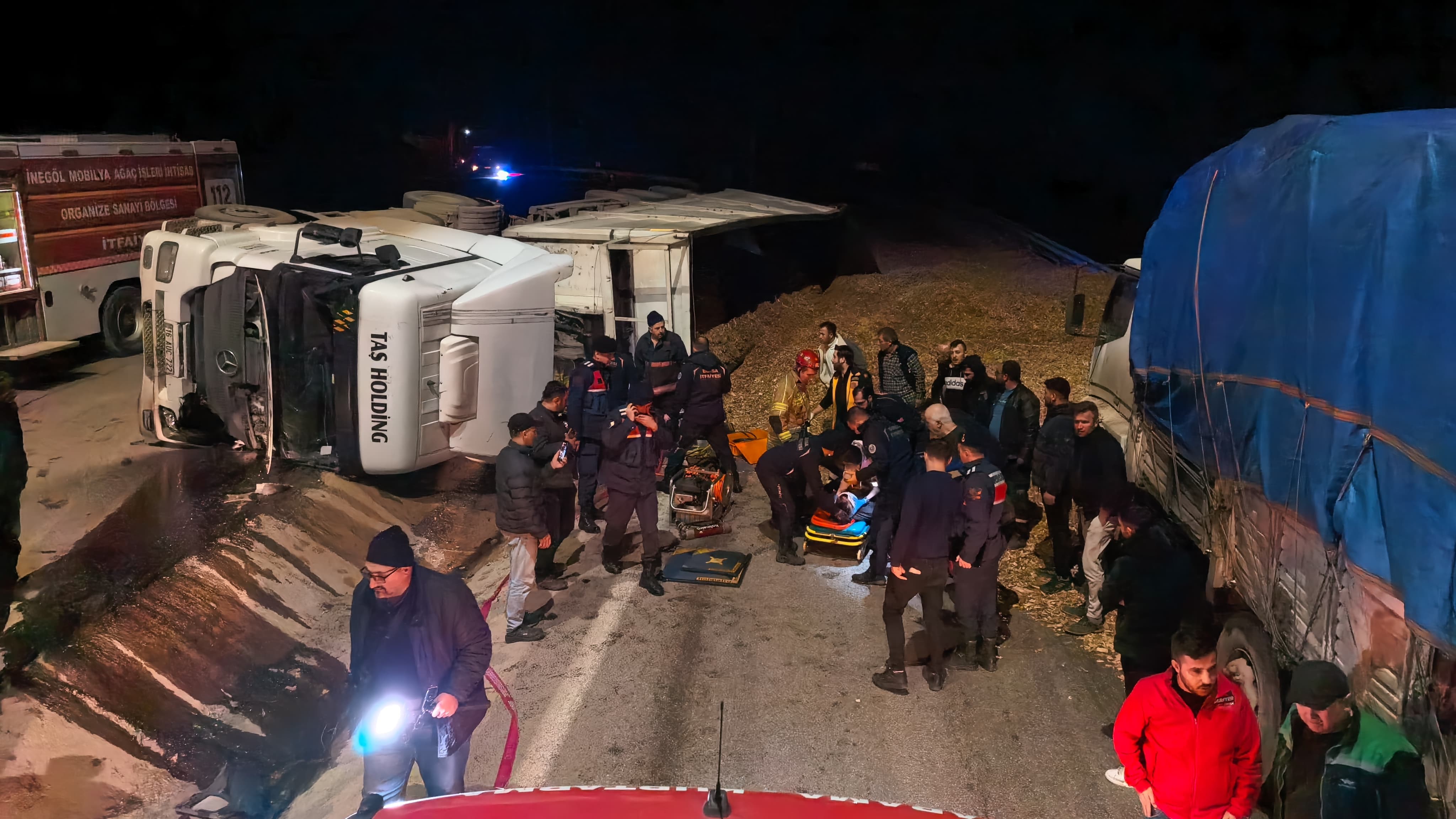 Osb Yolunda Olum Talas Yuklu Tir Devrildi Genc Surucu Hayatini Kaybetti (3)
