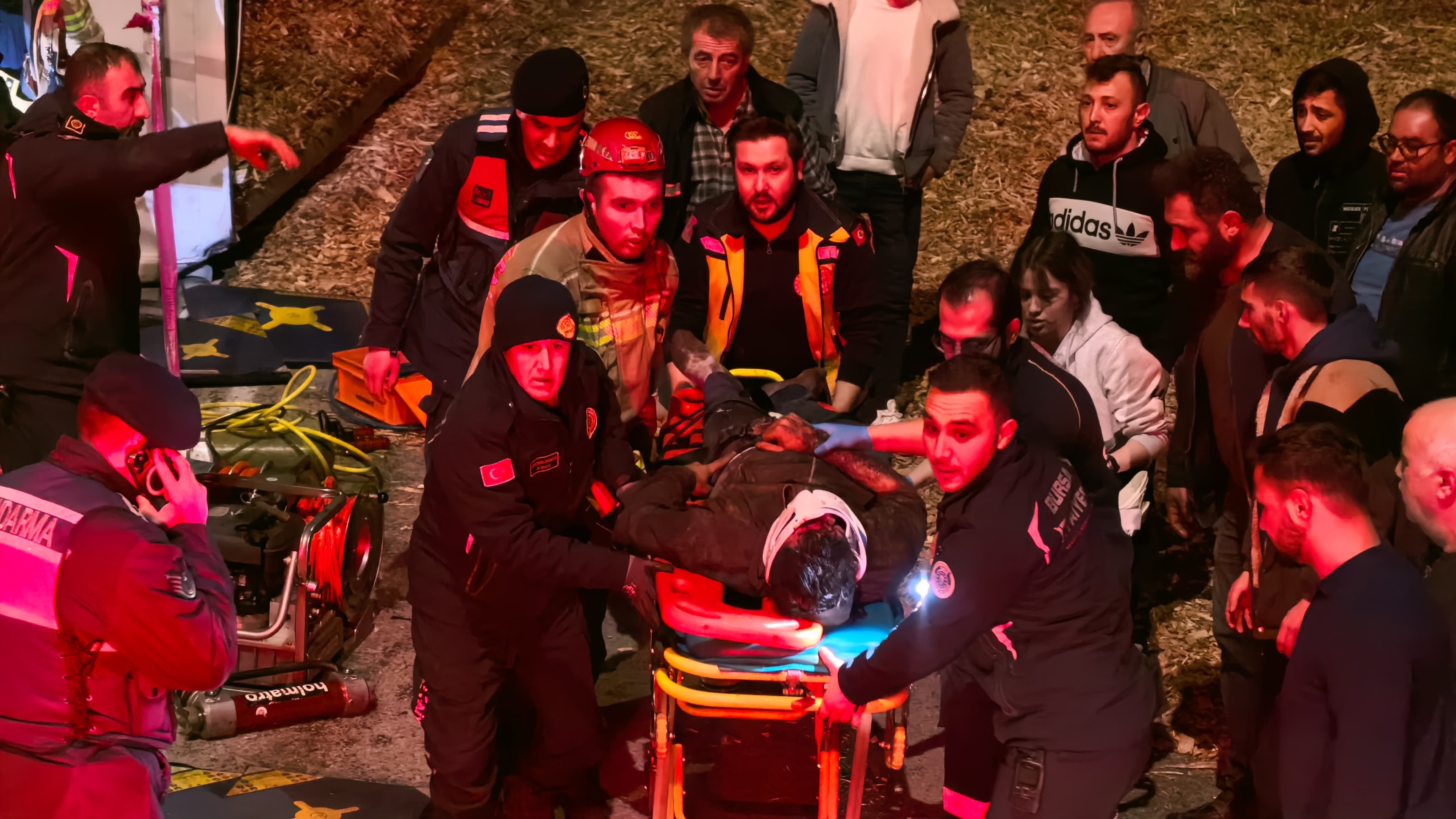 Osb Yolunda Olum Talas Yuklu Tir Devrildi Genc Surucu Hayatini Kaybetti (5)