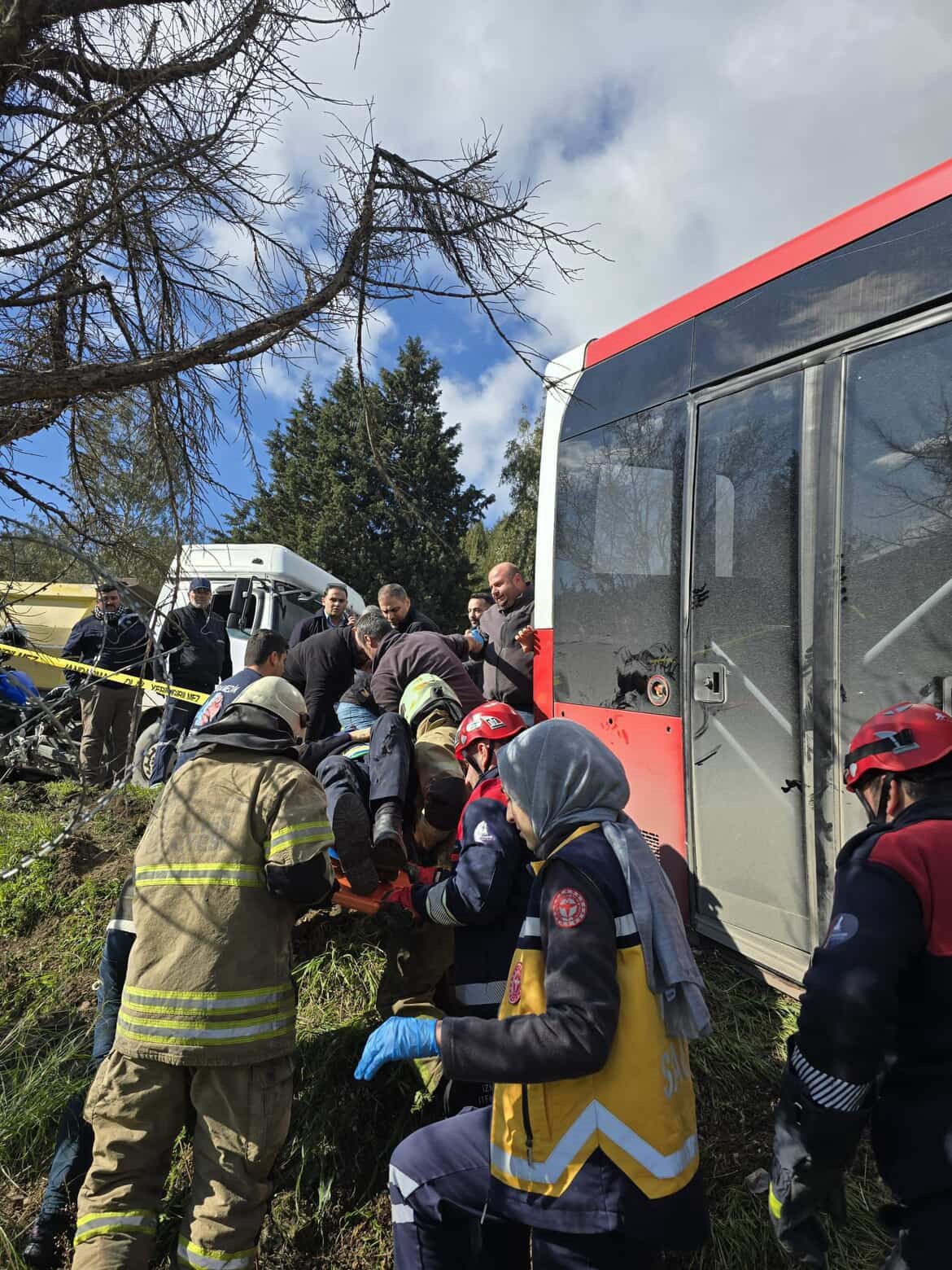 Otobüsle Panelvan Kafa Kafaya Girdi! 1 Ölü, 1’I Ağır 8 Yaralı (2)