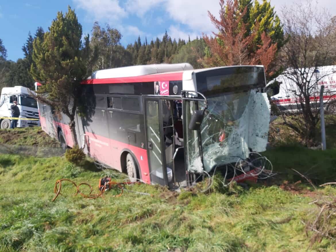 Otobüsle Panelvan Kafa Kafaya Girdi! 1 Ölü, 1’I Ağır 8 Yaralı (6)