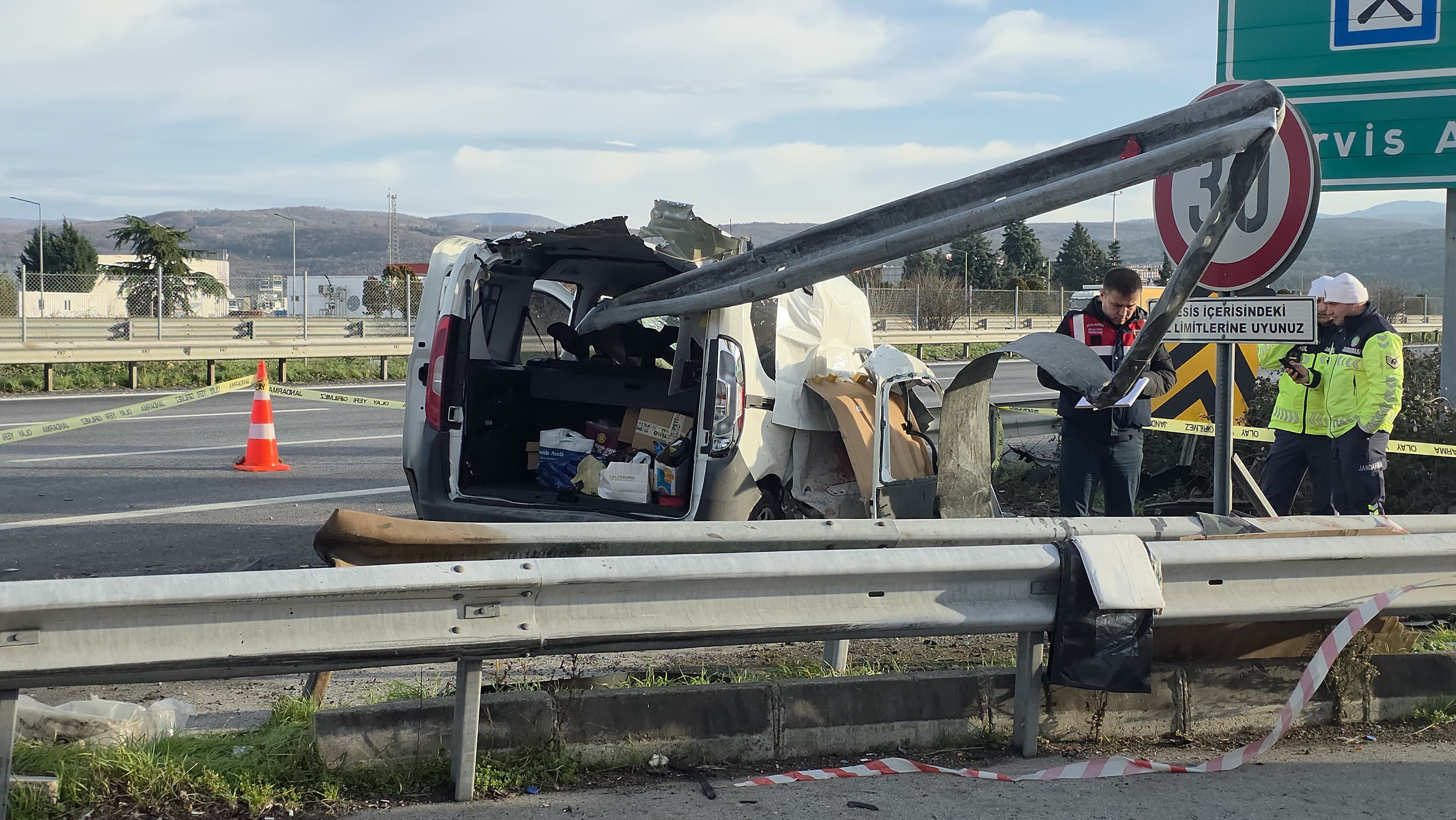 Otomobil Bariyerlere Ok Gibi Saplandı 2 Kişinin Öldüğü Kaza Anı Kamerada (10)