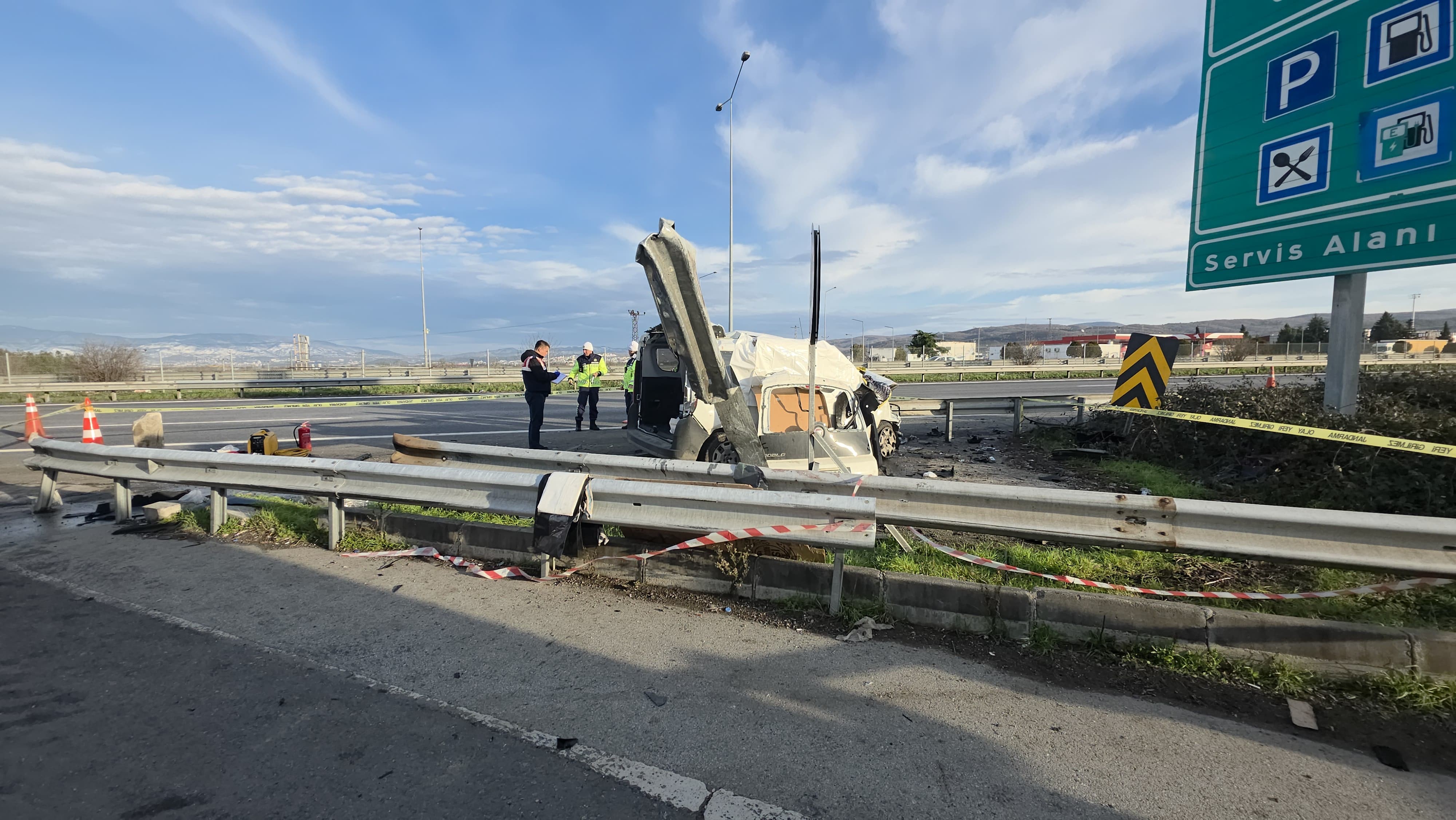 Otomobil Bariyerlere Ok Gibi Saplandı 2 Kişinin Öldüğü Kaza Anı Kamerada (12)