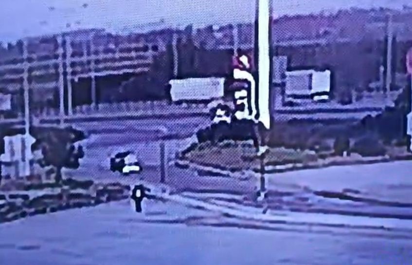 Otomobil Bariyerlere Ok Gibi Saplandı 2 Kişinin Öldüğü Kaza Anı Kamerada (13)