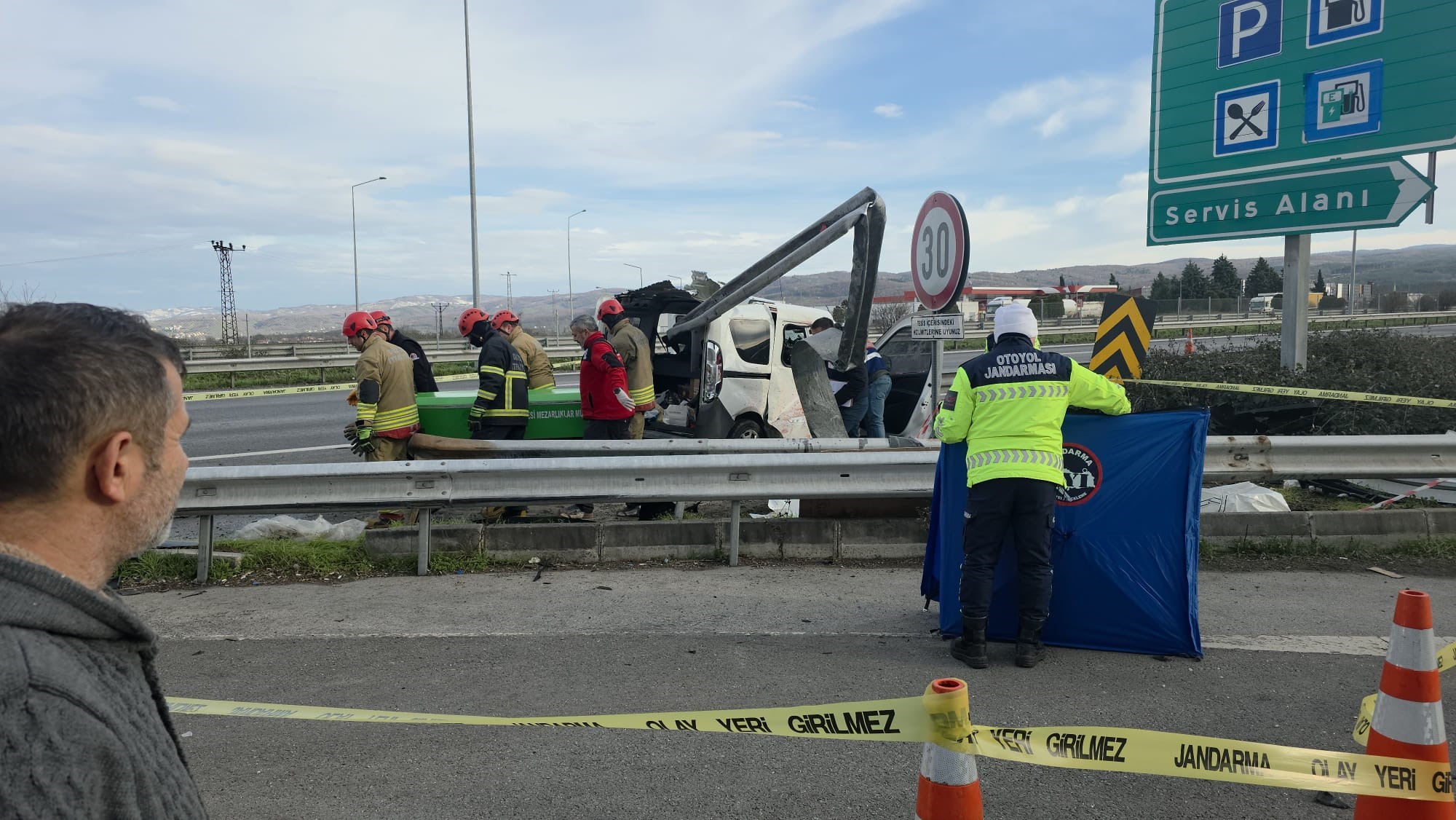 Otomobil Bariyerlere Ok Gibi Saplandı 2 Kişinin Öldüğü Kaza Anı Kamerada (2)