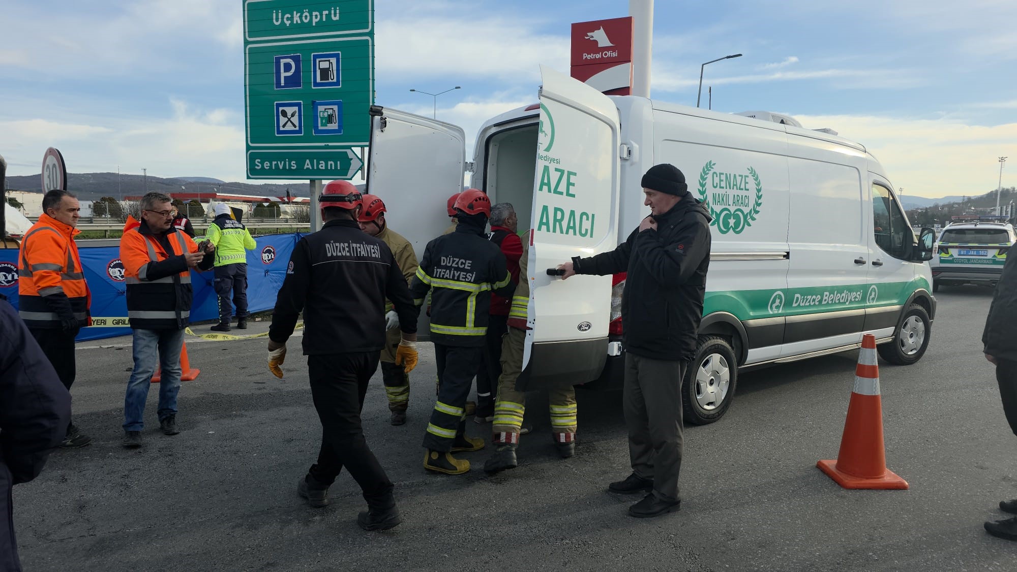 Otomobil Bariyerlere Ok Gibi Saplandı 2 Kişinin Öldüğü Kaza Anı Kamerada (3)