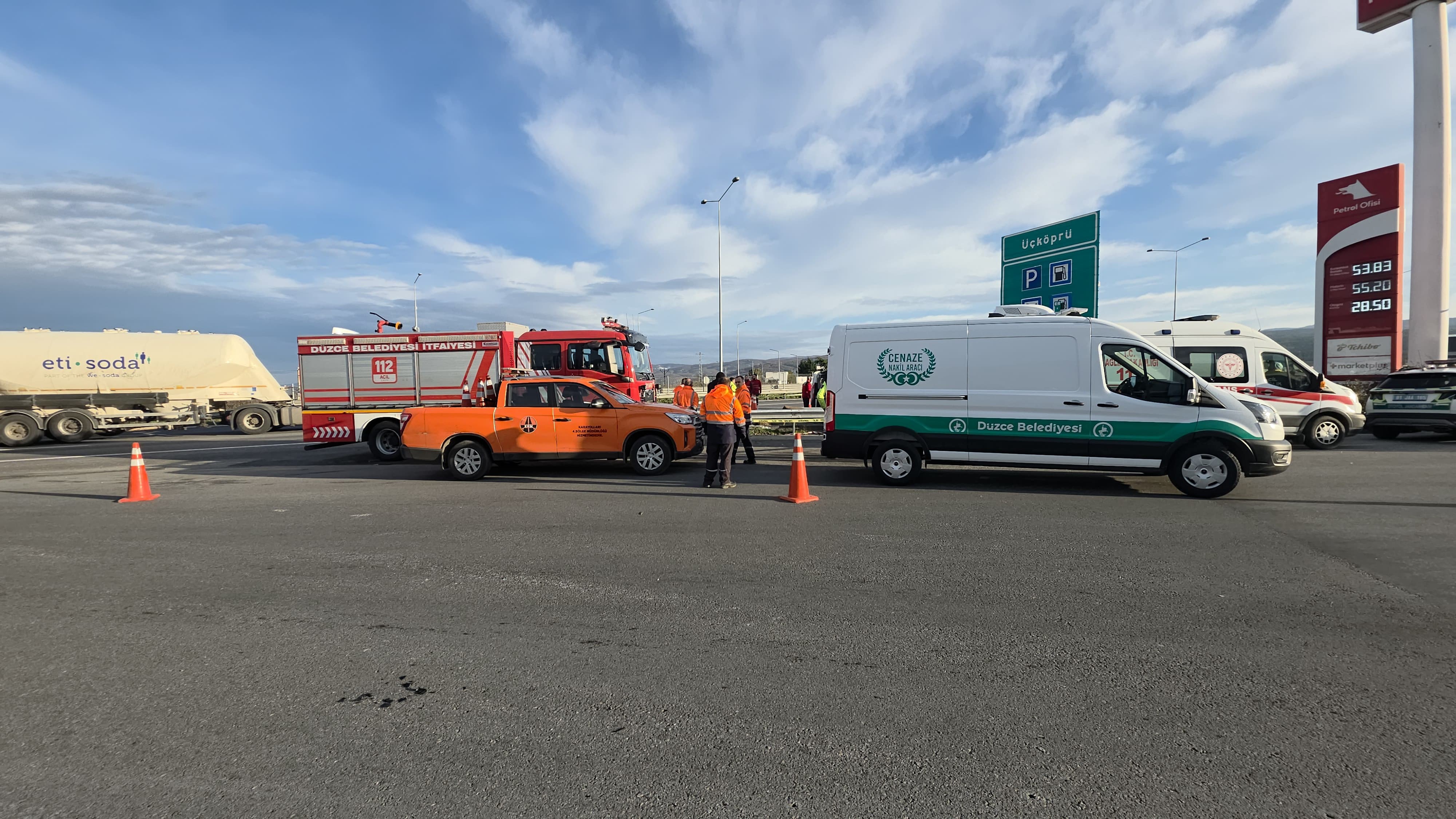 Otomobil Bariyerlere Ok Gibi Saplandı 2 Kişinin Öldüğü Kaza Anı Kamerada (5)