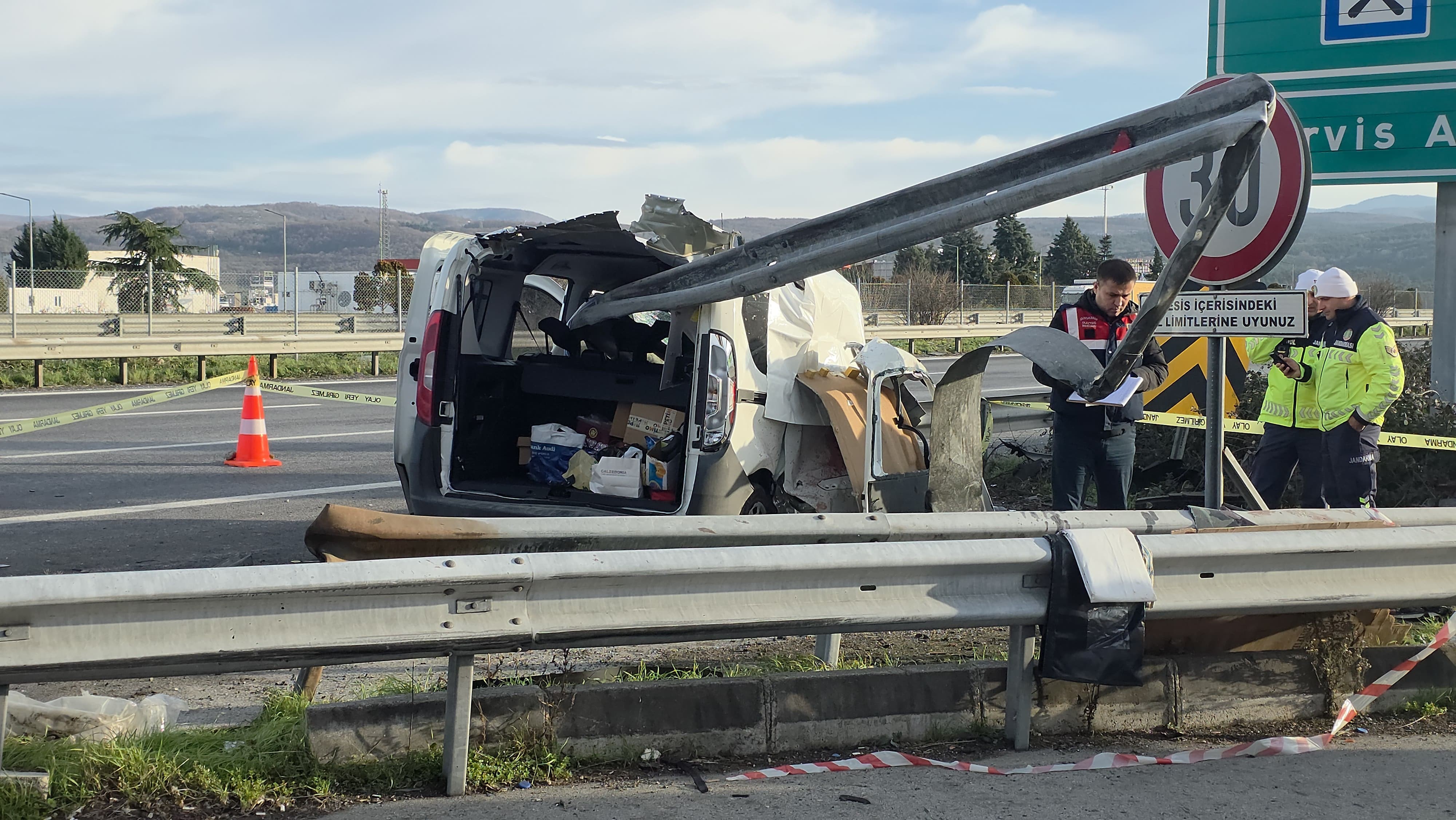 Otomobil Bariyerlere Ok Gibi Saplandı 2 Kişinin Öldüğü Kaza Anı Kamerada (7)