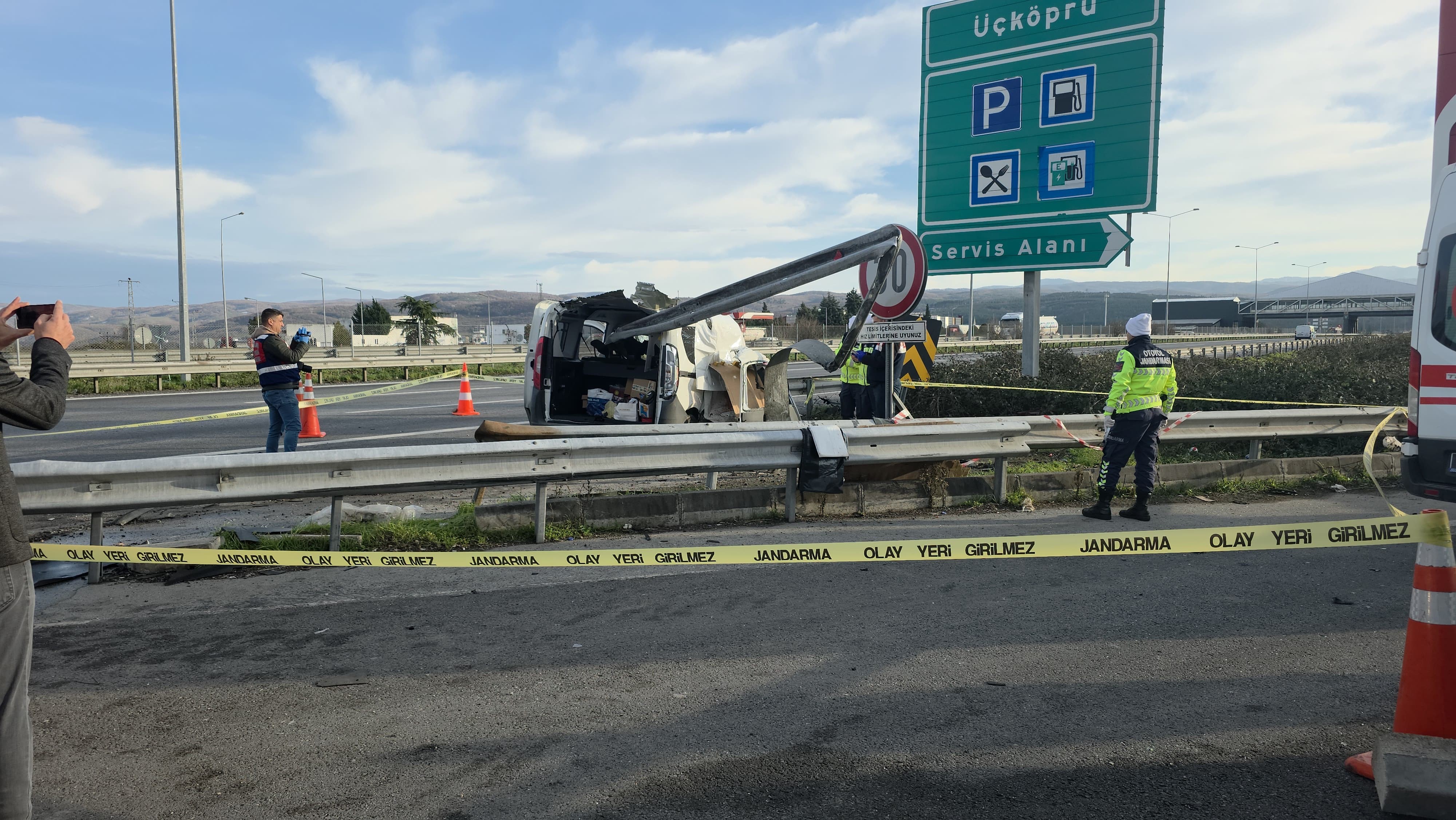 Otomobil Bariyerlere Ok Gibi Saplandı 2 Kişinin Öldüğü Kaza Anı Kamerada (8)