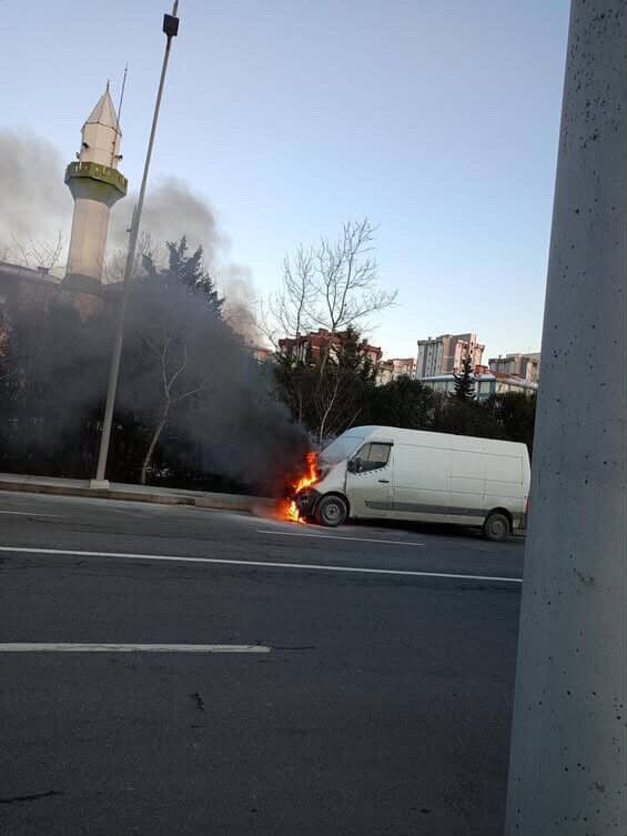 Panik Anları Kameraya Yansıdı! Yolda Giderken Yanan Araçta Sürücü Canını Zor Kurtardı (2)