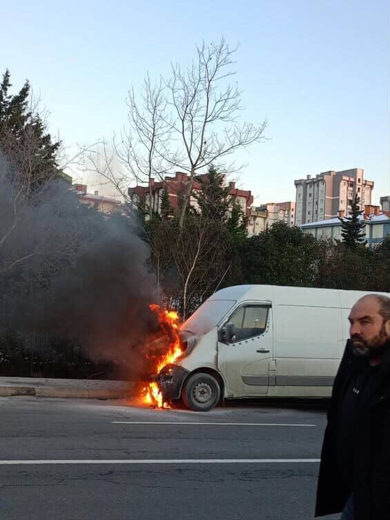 Panik Anları Kameraya Yansıdı! Yolda Giderken Yanan Araçta Sürücü Canını Zor Kurtardı (3)