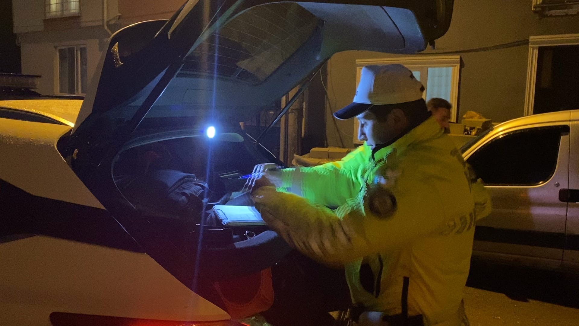 Polisi Pesine Takip 10 Kilometre Boyunca Kacti Tabelayi Gorunce Dunyasi Basina Yikildi (1)