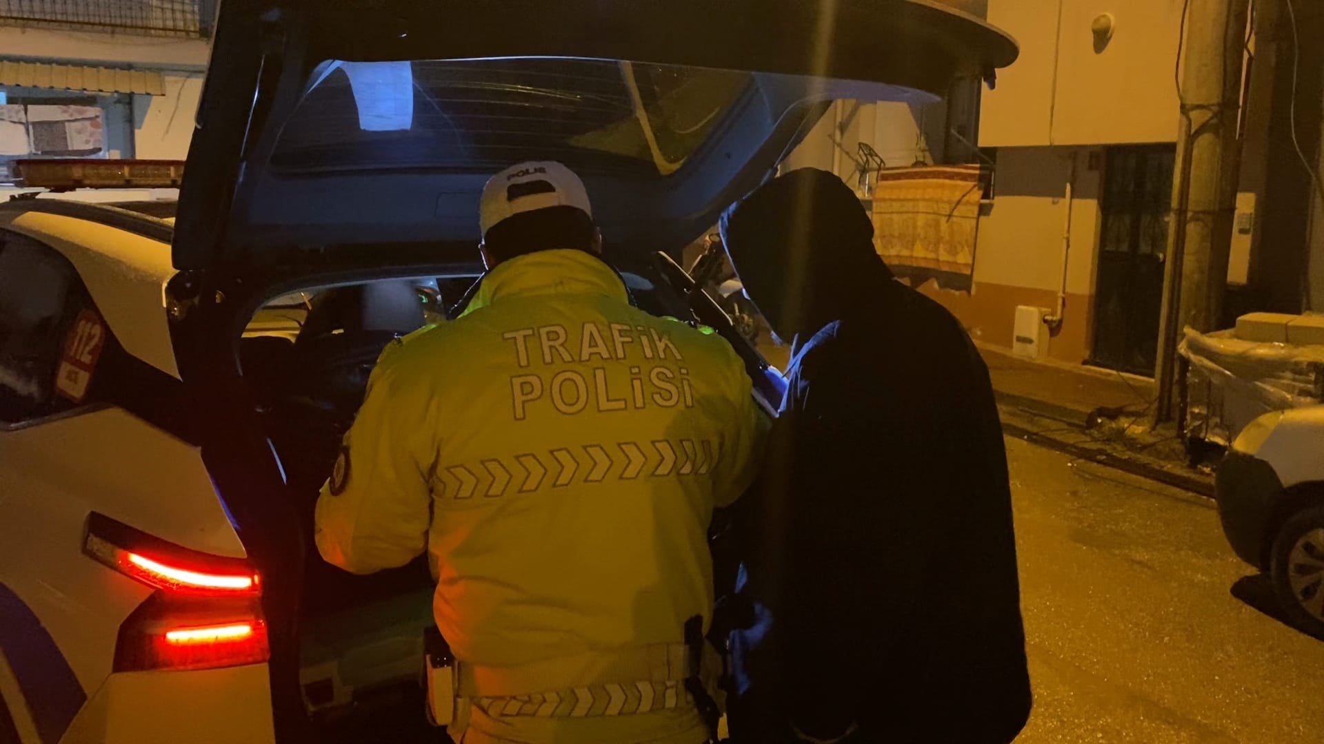 Polisi Pesine Takip 10 Kilometre Boyunca Kacti Tabelayi Gorunce Dunyasi Basina Yikildi (4)