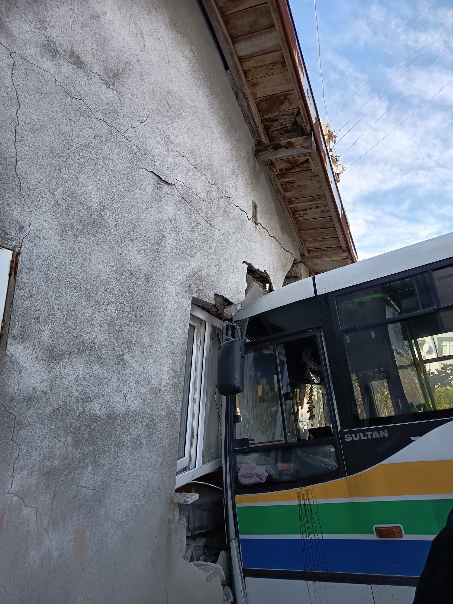 Sabah Saatlerinde Buzlu Yol Dehseti Kontrolden Cikan Halk Otobusu Eve Girdi (2)