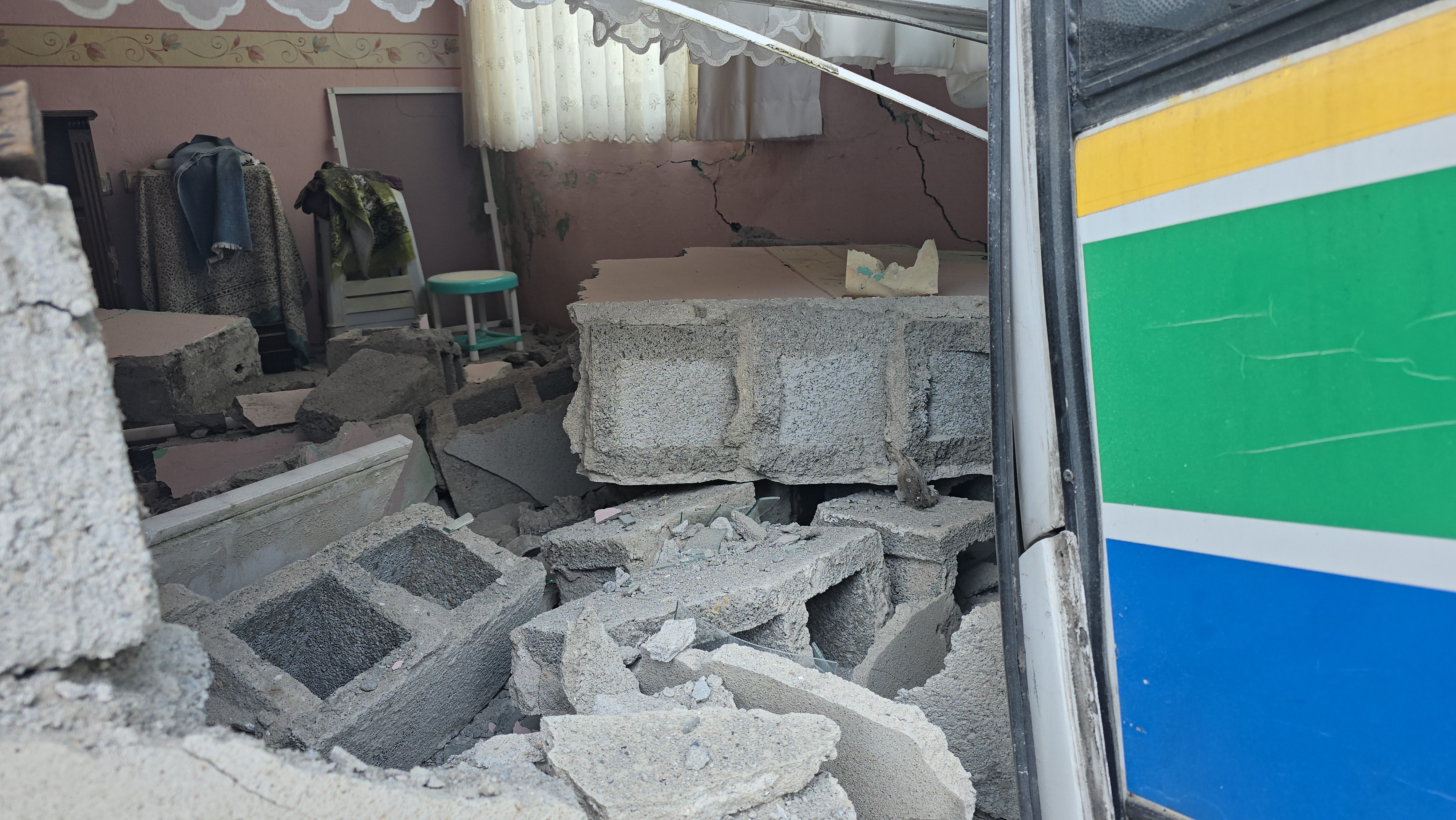 Sabah Saatlerinde Buzlu Yol Dehseti Kontrolden Cikan Halk Otobusu Eve Girdi (3)