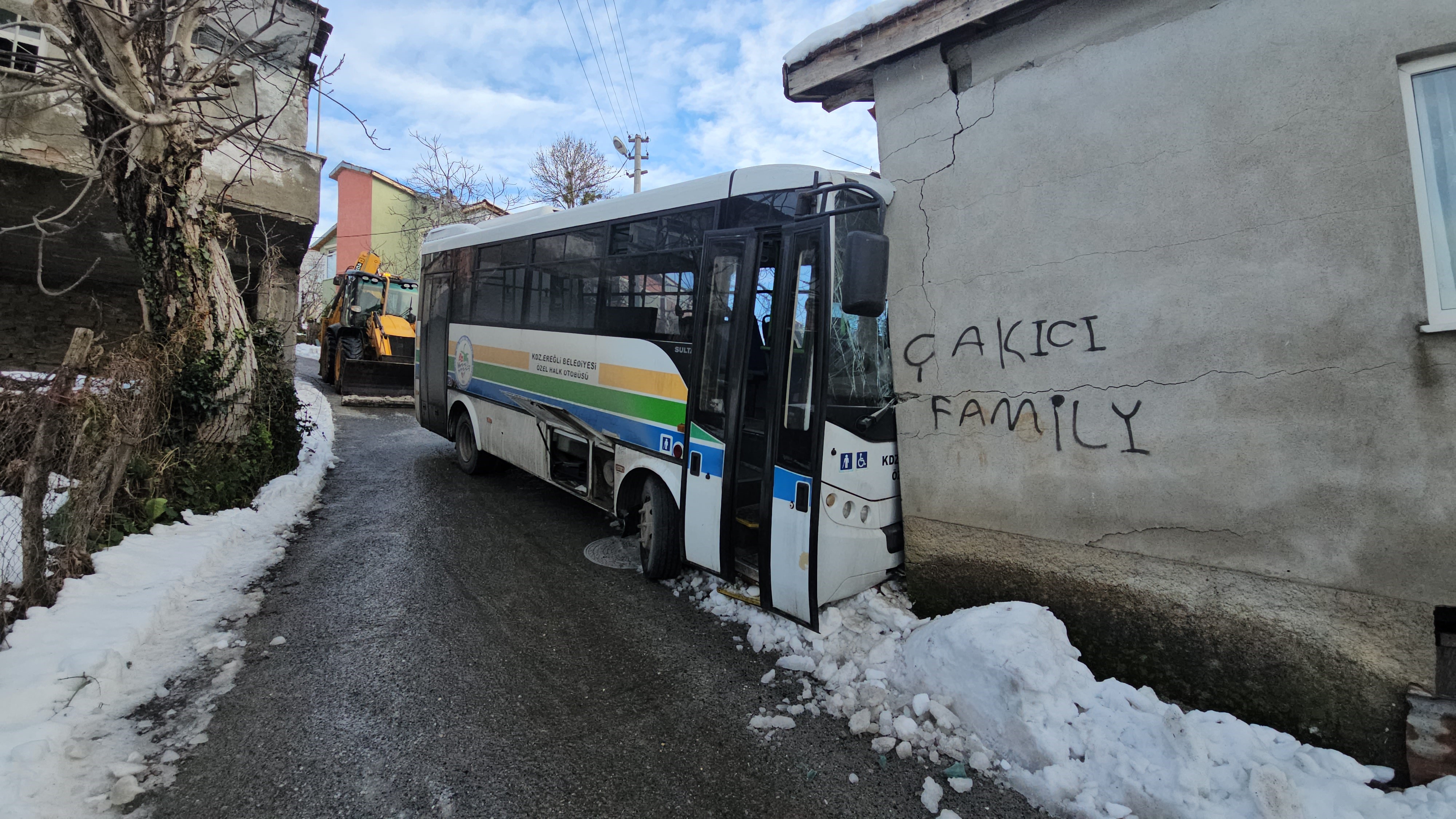 Sabah Saatlerinde Buzlu Yol Dehseti Kontrolden Cikan Halk Otobusu Eve Girdi (4)