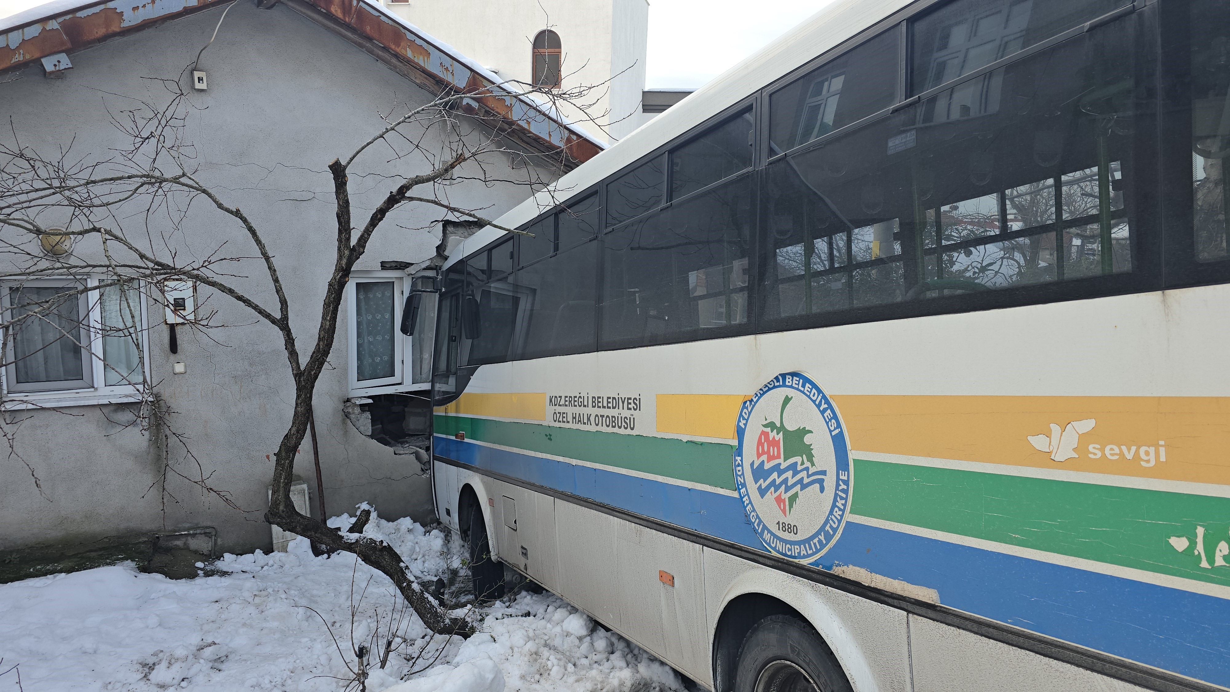Sabah Saatlerinde Buzlu Yol Dehseti Kontrolden Cikan Halk Otobusu Eve Girdi (5)