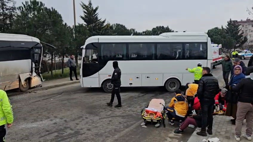 Sabah Saatlerinde Can Pazarı İki Işçi Servisi Kafa Kafaya Çarpıştı, Çok Sayıda Yaralı Var (3)