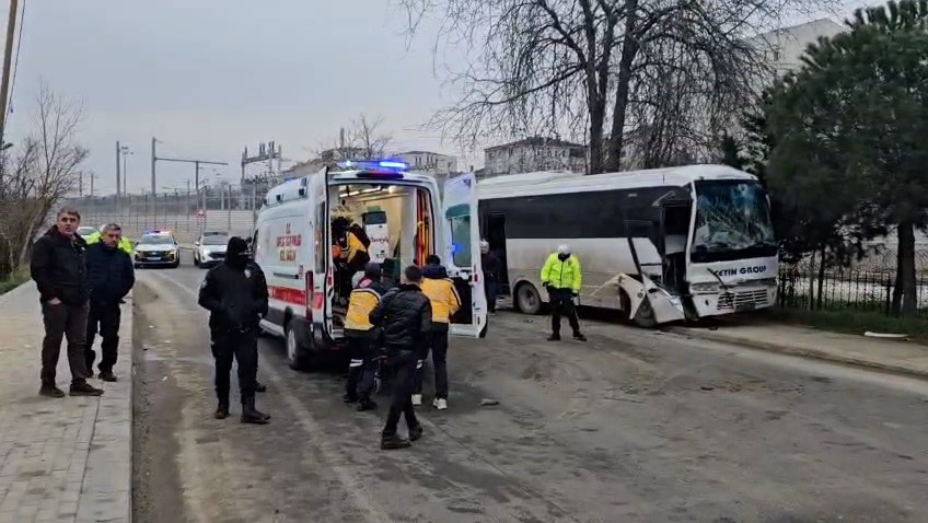 Sabah Saatlerinde Can Pazarı İki Işçi Servisi Kafa Kafaya Çarpıştı, Çok Sayıda Yaralı Var (4)