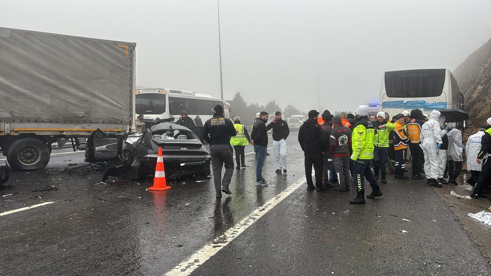 Sabah Saatlerinde Felaket 10 Araçlık Kazada 2 Ölü, 10 Yaralı (3)
