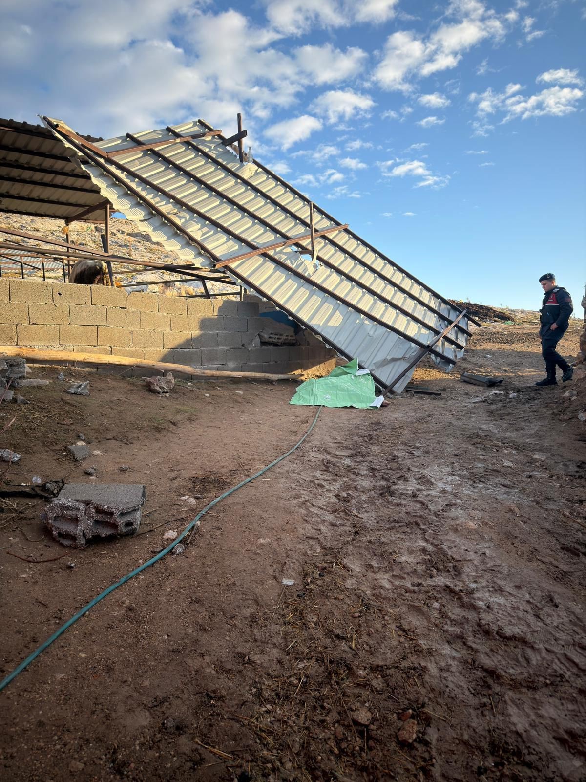 Sabah Saatlerinde Korkunç Olay Uçan Çatı Altında Kalan Çiftçi Hayatını Kaybetti (3)