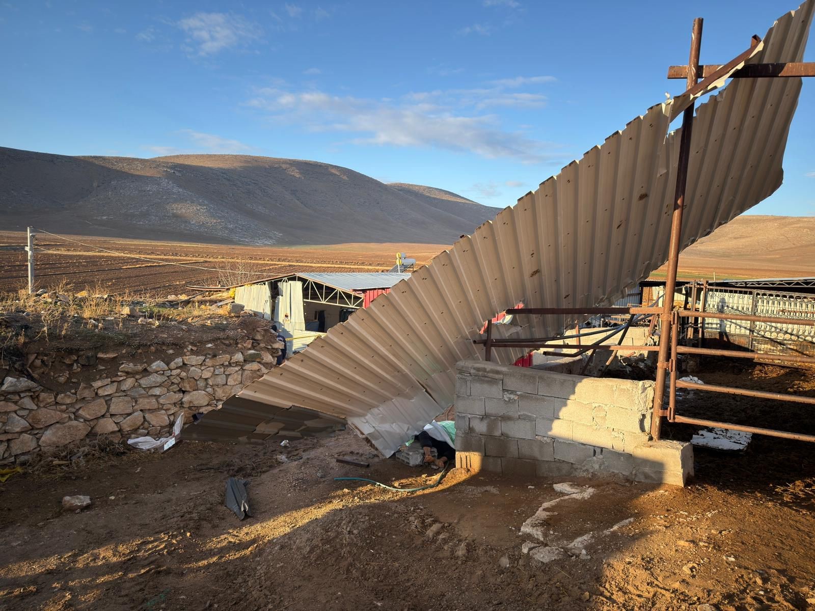 Sabah Saatlerinde Korkunç Olay Uçan Çatı Altında Kalan Çiftçi Hayatını Kaybetti (4)