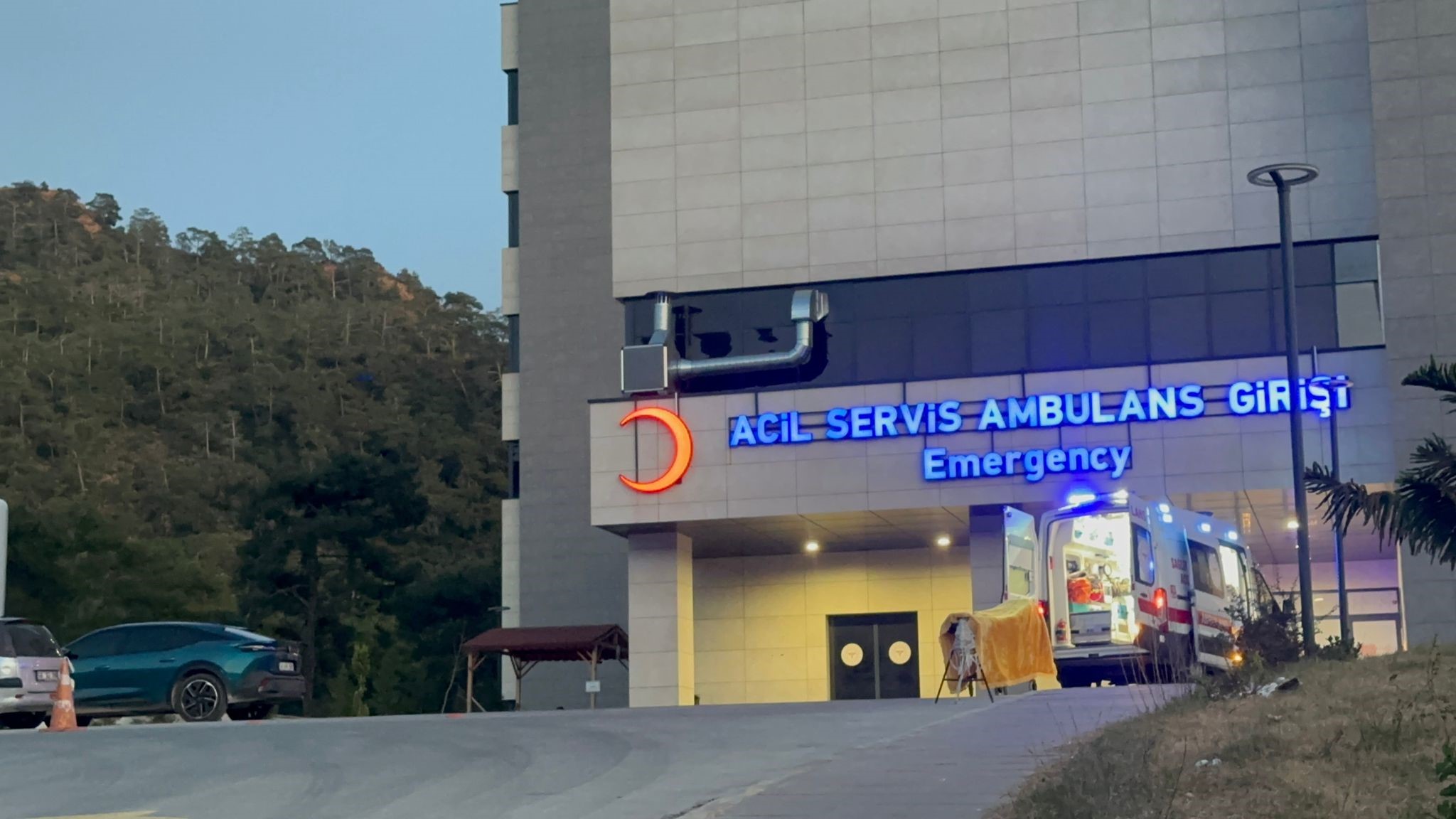 Sahil Güvenlik Zamana Karşı Yarıştı Tekne Battı, 1 Kişi Hayatını Kaybetti, 4 Yaralı (2)