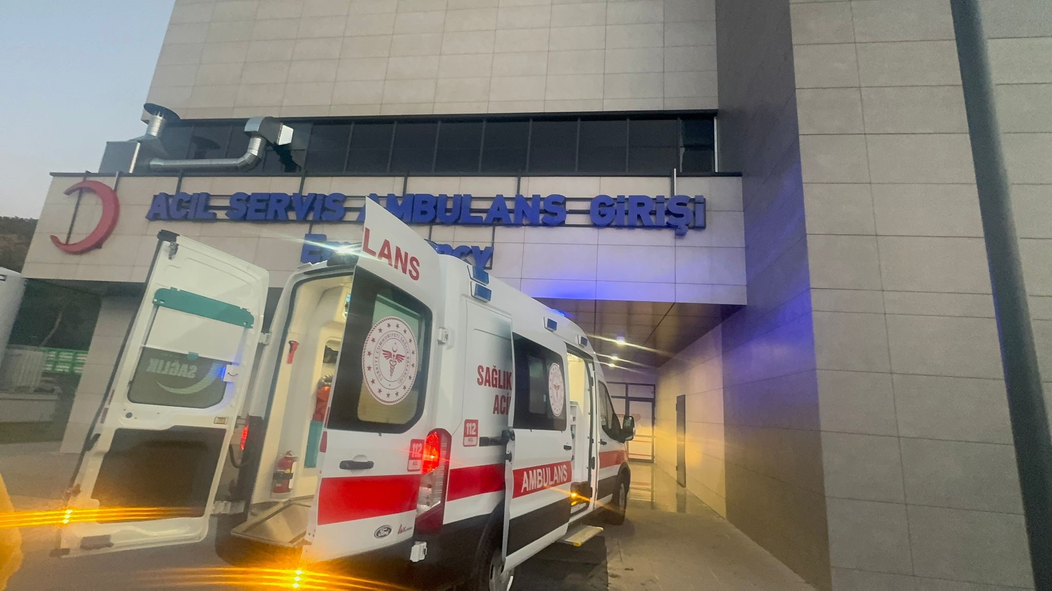 Sahil Güvenlik Zamana Karşı Yarıştı Tekne Battı, 1 Kişi Hayatını Kaybetti, 4 Yaralı (3)