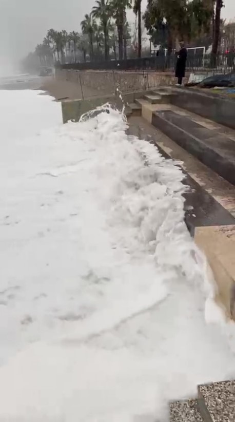 Sahilde Gezinirken Dev Dalgalardan Son Anda Kurtuldu O Anlar Cep Telefonu Kamerasina Y (1)-1