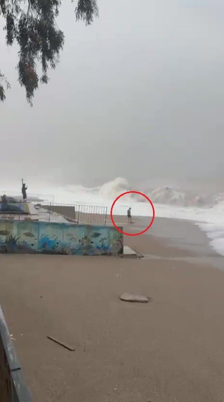 Sahilde Gezinirken Dev Dalgalardan Son Anda Kurtuldu O Anlar Cep Telefonu Kamerasina Y (2)