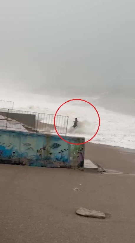 Sahilde Gezinirken Dev Dalgalardan Son Anda Kurtuldu O Anlar Cep Telefonu Kamerasina Y (4)