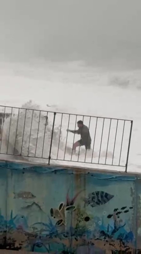 Sahilde Gezinirken Dev Dalgalardan Son Anda Kurtuldu O Anlar Cep Telefonu Kamerasina Y (5)