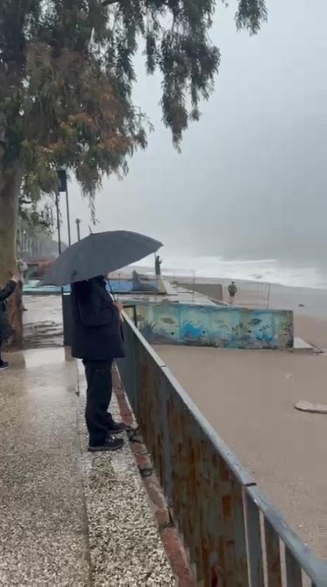 Sahilde Gezinirken Dev Dalgalardan Son Anda Kurtuldu O Anlar Cep Telefonu Kamerasina Y (6)