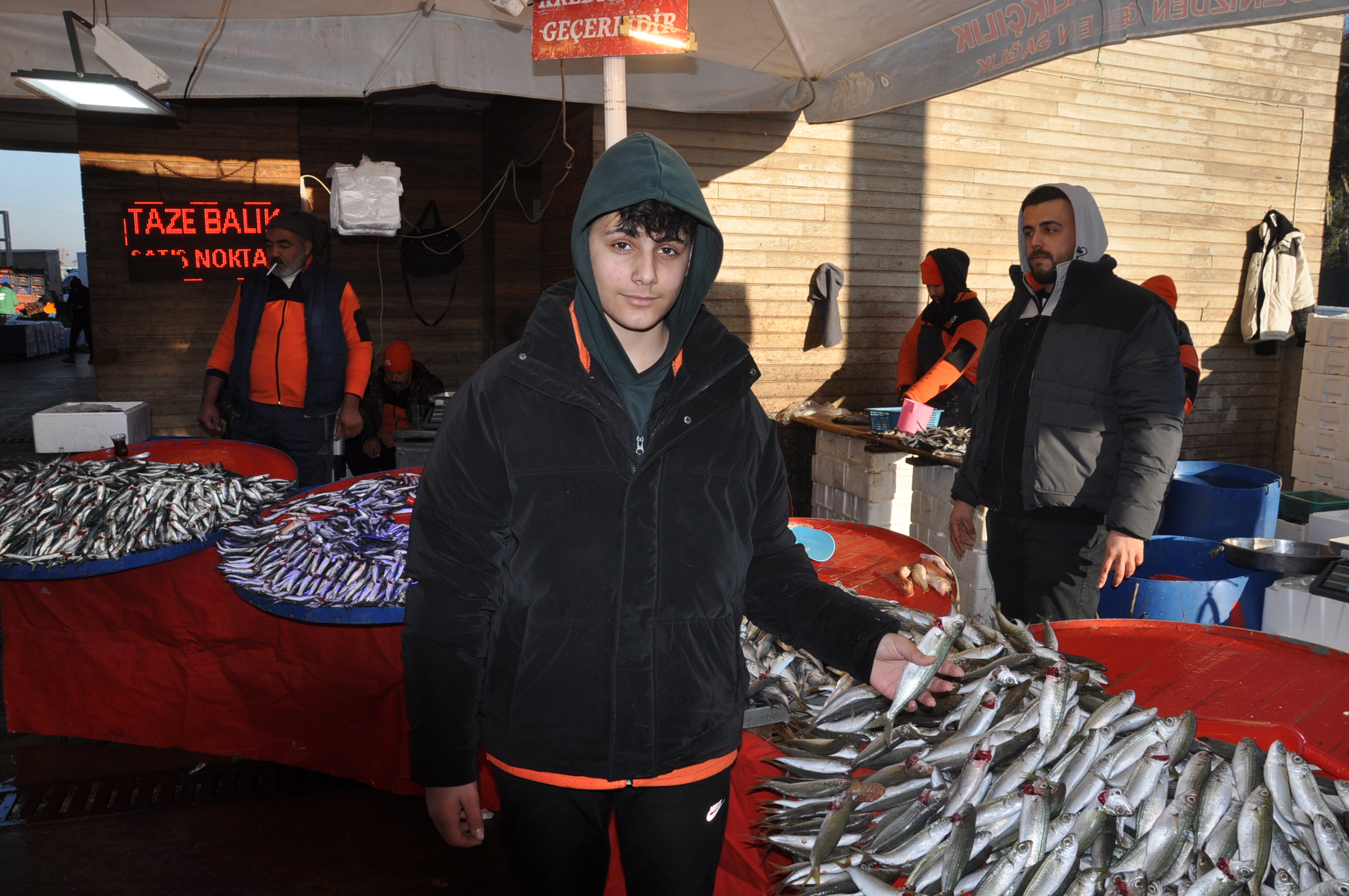 Salihli Carsamba Pazarinda Balik Fiyatlari Pazarin En Pahalisi Karides (1)