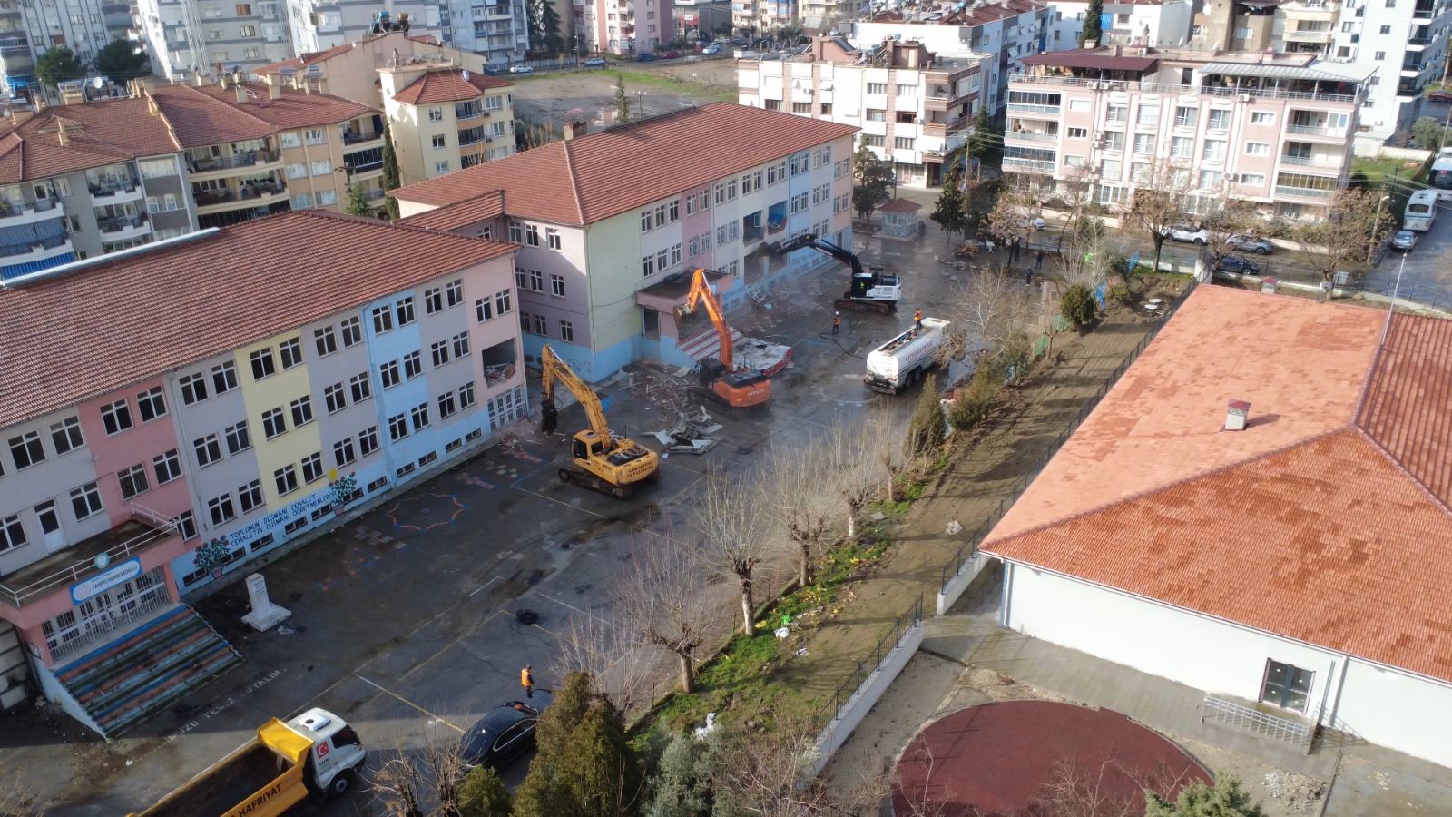 Salihli’de Deprem Riski Taşıyan Fahriye Hanım İlkokulu Yıkıldı (1)