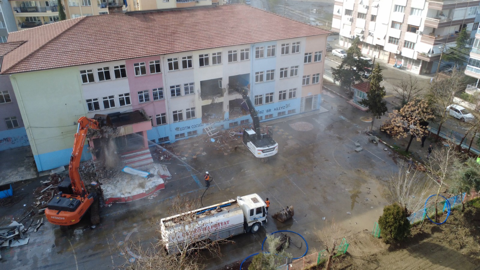 Salihli’de Deprem Riski Taşıyan Fahriye Hanım İlkokulu Yıkıldı (2)