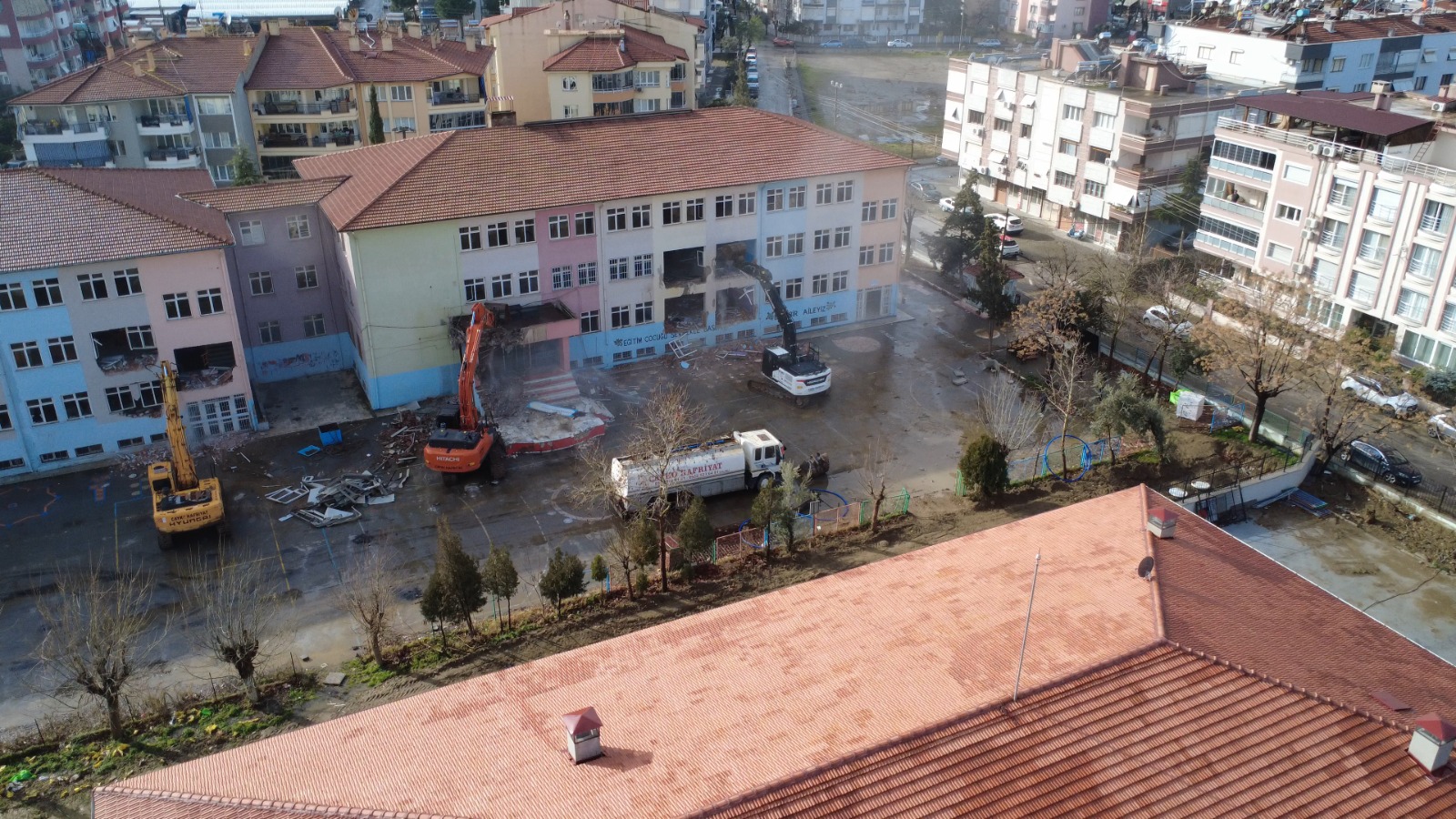 Salihli’de Deprem Riski Taşıyan Fahriye Hanım İlkokulu Yıkıldı (3)