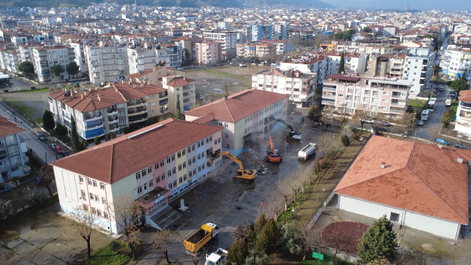 Salihli’de Deprem Riski Taşıyan Fahriye Hanım İlkokulu Yıkıldı (4)