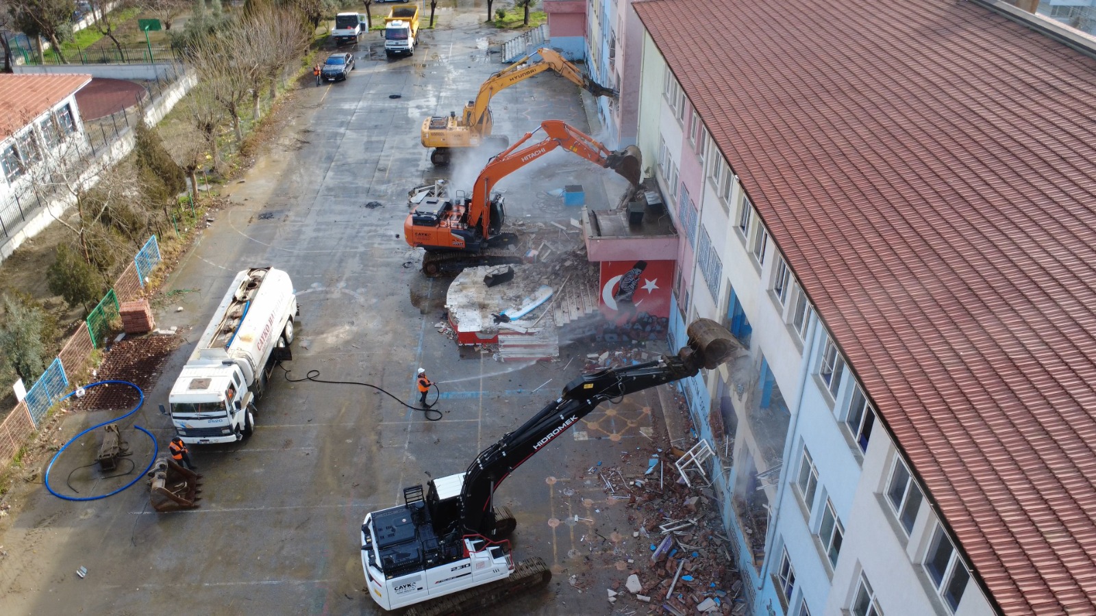 Salihli’de Deprem Riski Taşıyan Fahriye Hanım İlkokulu Yıkıldı (5)