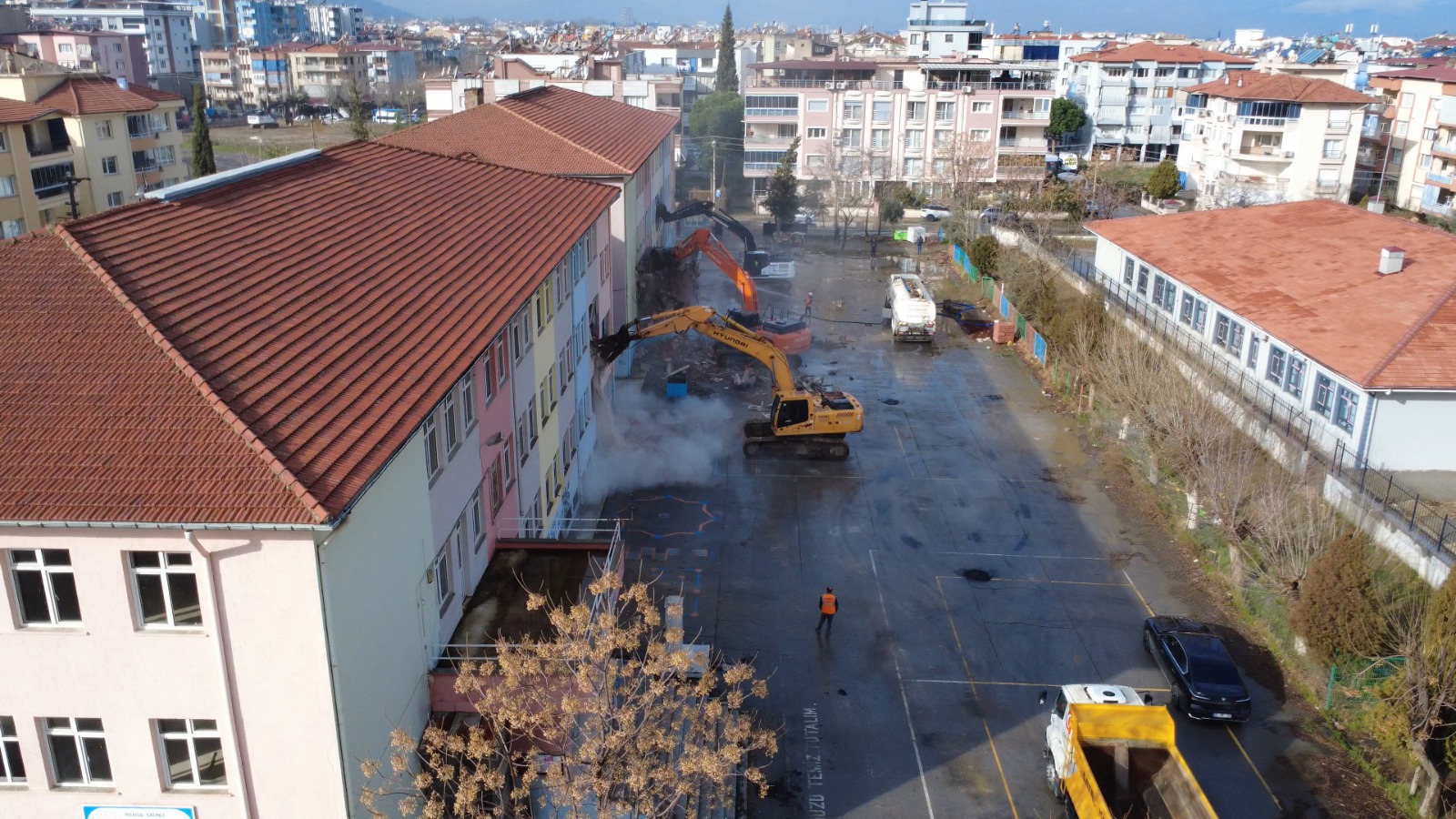 Salihli’de Deprem Riski Taşıyan Fahriye Hanım İlkokulu Yıkıldı (6)