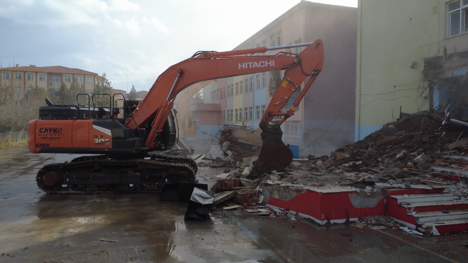Salihli’de Deprem Riski Taşıyan Fahriye Hanım İlkokulu Yıkıldı (7)