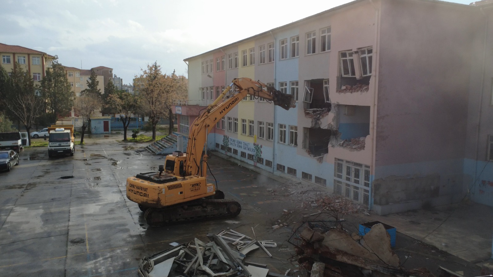 Salihli’de Deprem Riski Taşıyan Fahriye Hanım İlkokulu Yıkıldı (8)