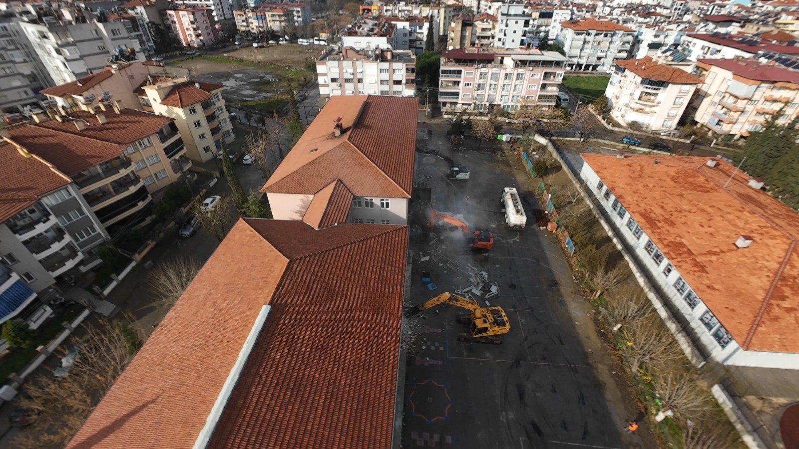 Salihli’de Deprem Riski Taşıyan Fahriye Hanım İlkokulu Yıkıldı (9)
