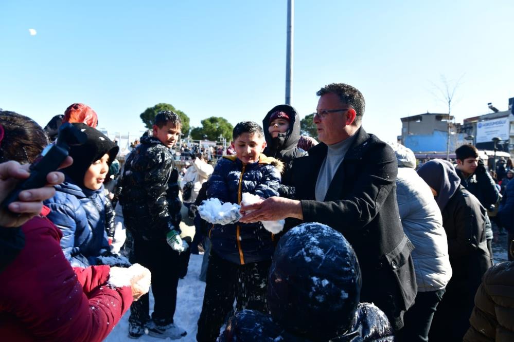 Salihlinin Komsu Ilcesinde Cocuklara Meydanda Kar Soleni (2)