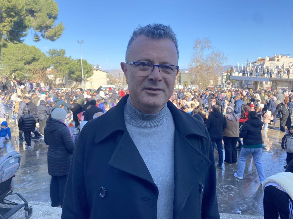 Salihlinin Komsu Ilcesinde Cocuklara Meydanda Kar Soleni (3)