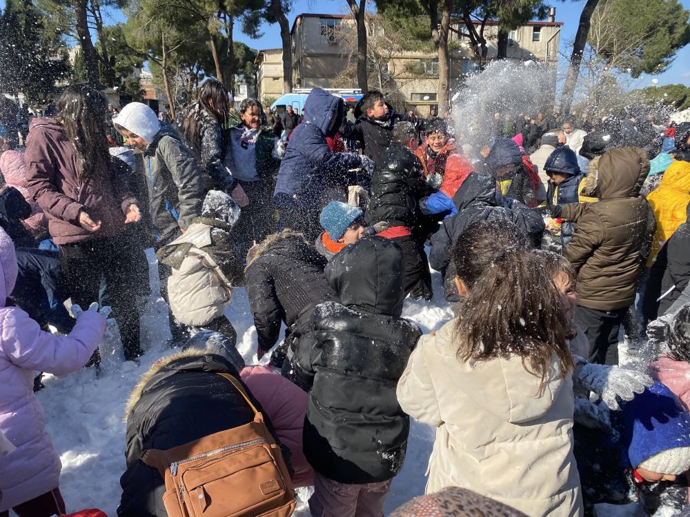 Salihlinin Komsu Ilcesinde Cocuklara Meydanda Kar Soleni (4)