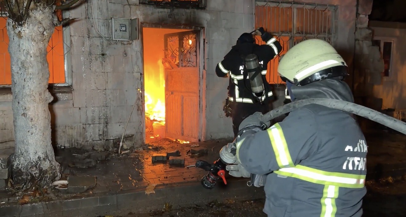 Saniyeler Icinde Alev Topuna Dondu Isinmak Isterken Her Seyini Kaybetti (4)