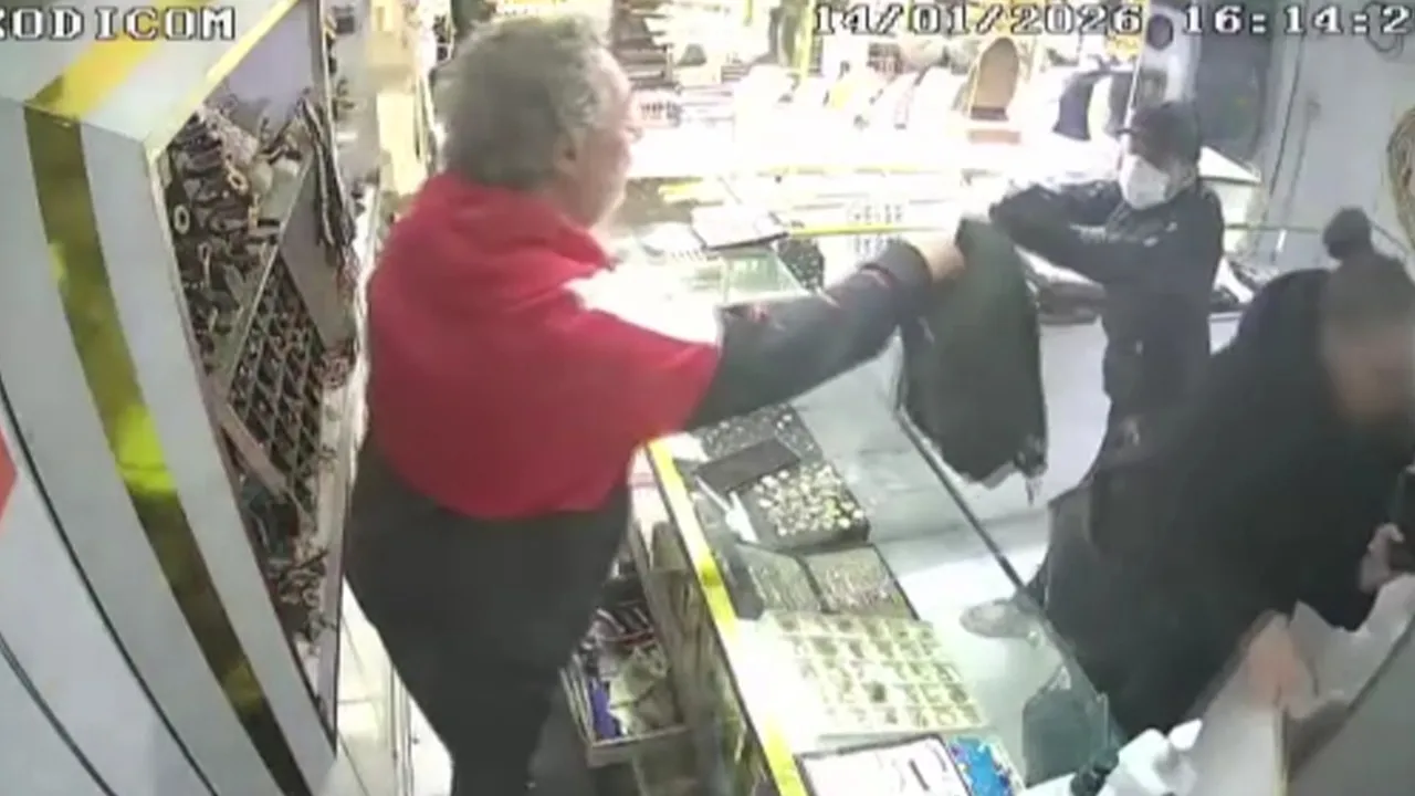 Saniyeler Suren Maskeli Kuyumcu Soygunu Kameralara Boyle Yansidi3 Milyon Liralik Altin (1)