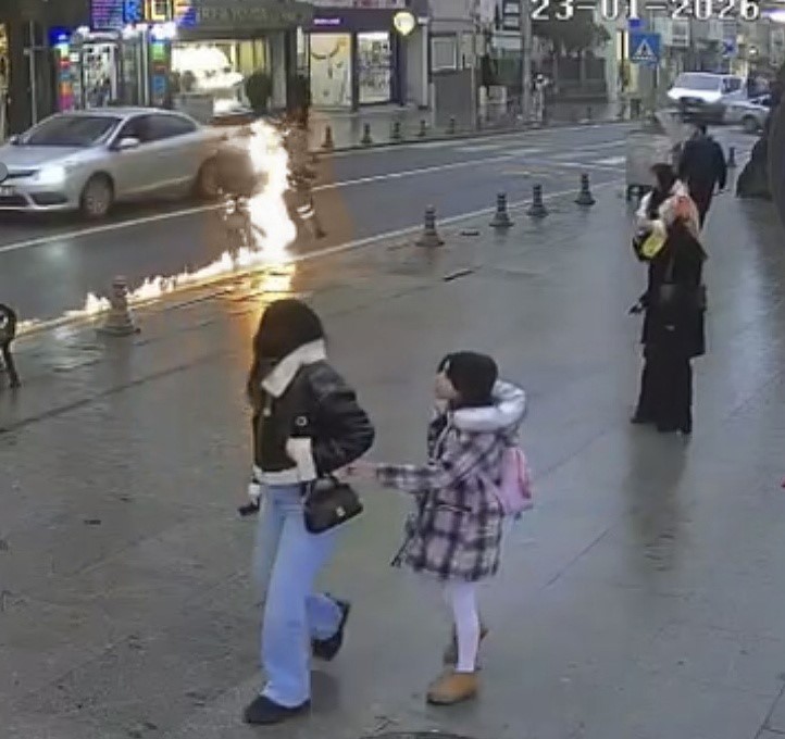 Saniyelerle Kurtuldu Alev Alan Motosikletten Kendini Attı (2)